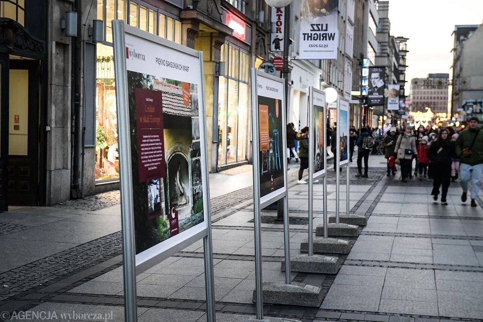 Ausstellungstafeln in Fußgängerzone