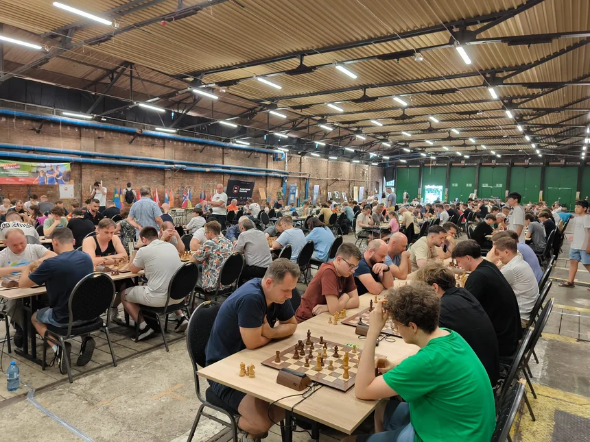 Viele Spielerpaare eröffnen das Schachfestival