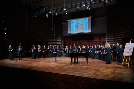 Teilnehmer des Turniers auf der Bühne