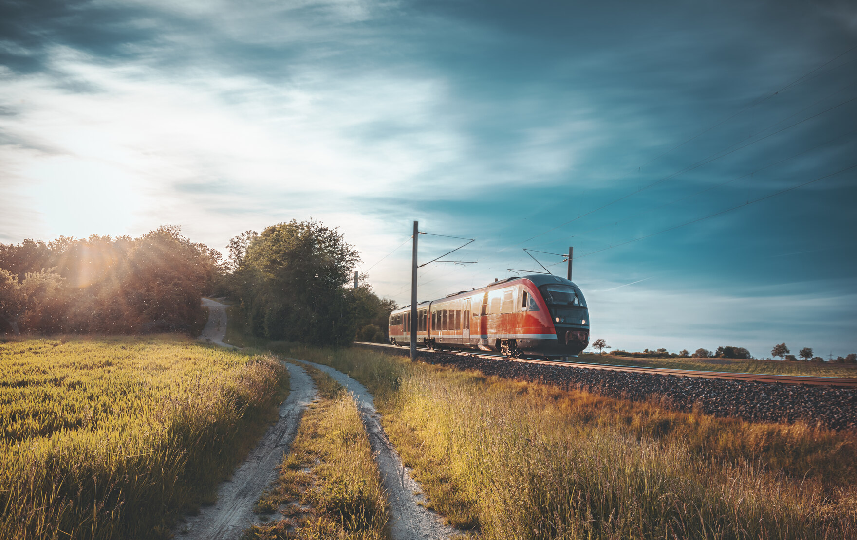 Ein Zug fährt durch ein malerisches Feld